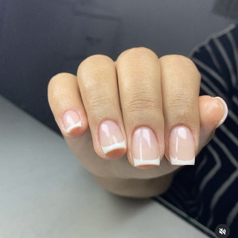 Unhas curtas com francesinha branca