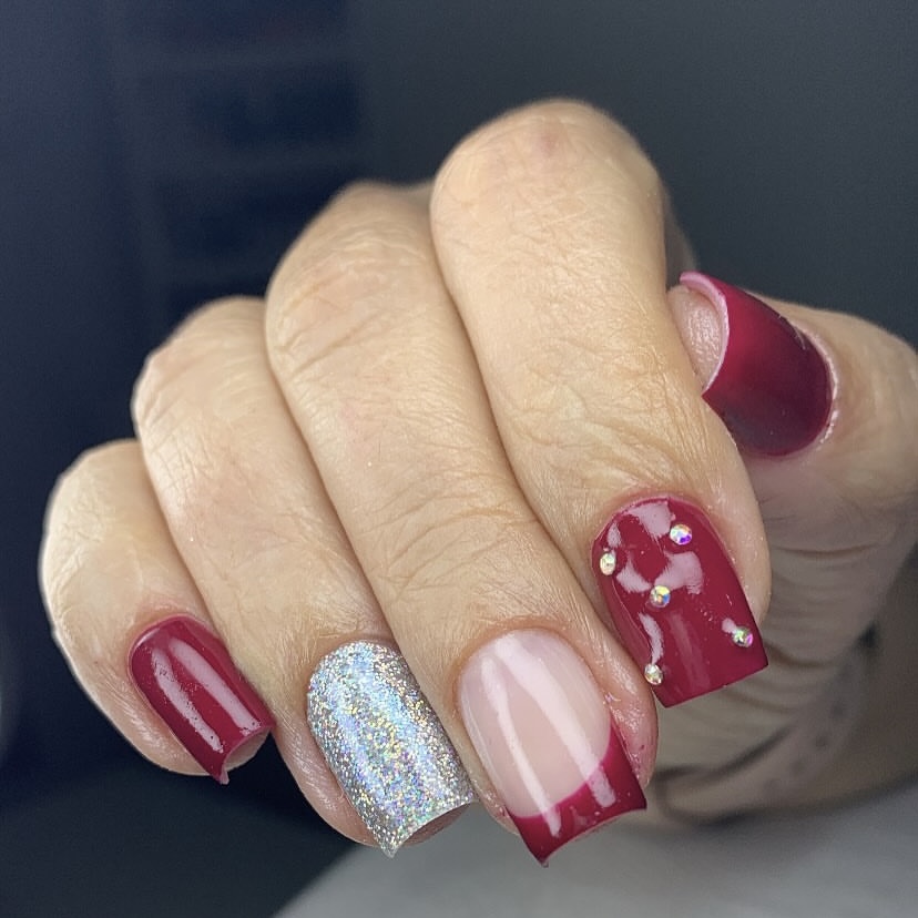 Nail art em vermelho com glitter prata e pedrarias