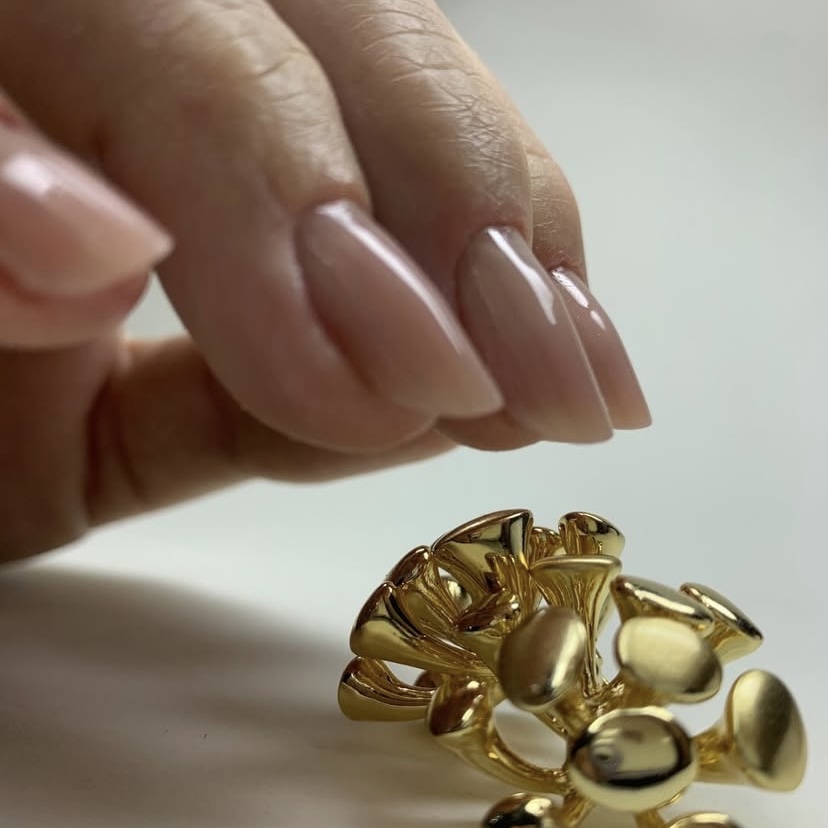 Unhas alongadas em tom nude com brilho