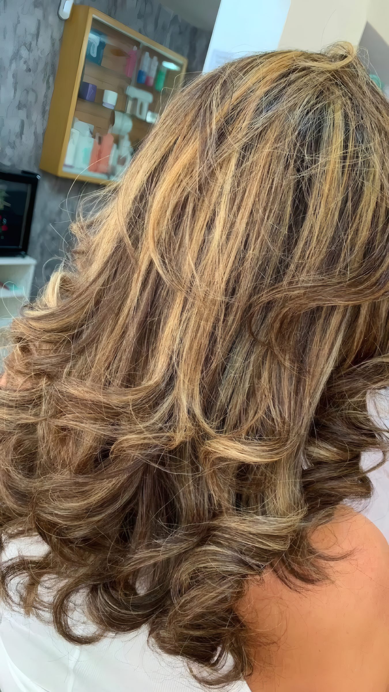 Cabelo com mechas iluminadas e ondas feito no Visage