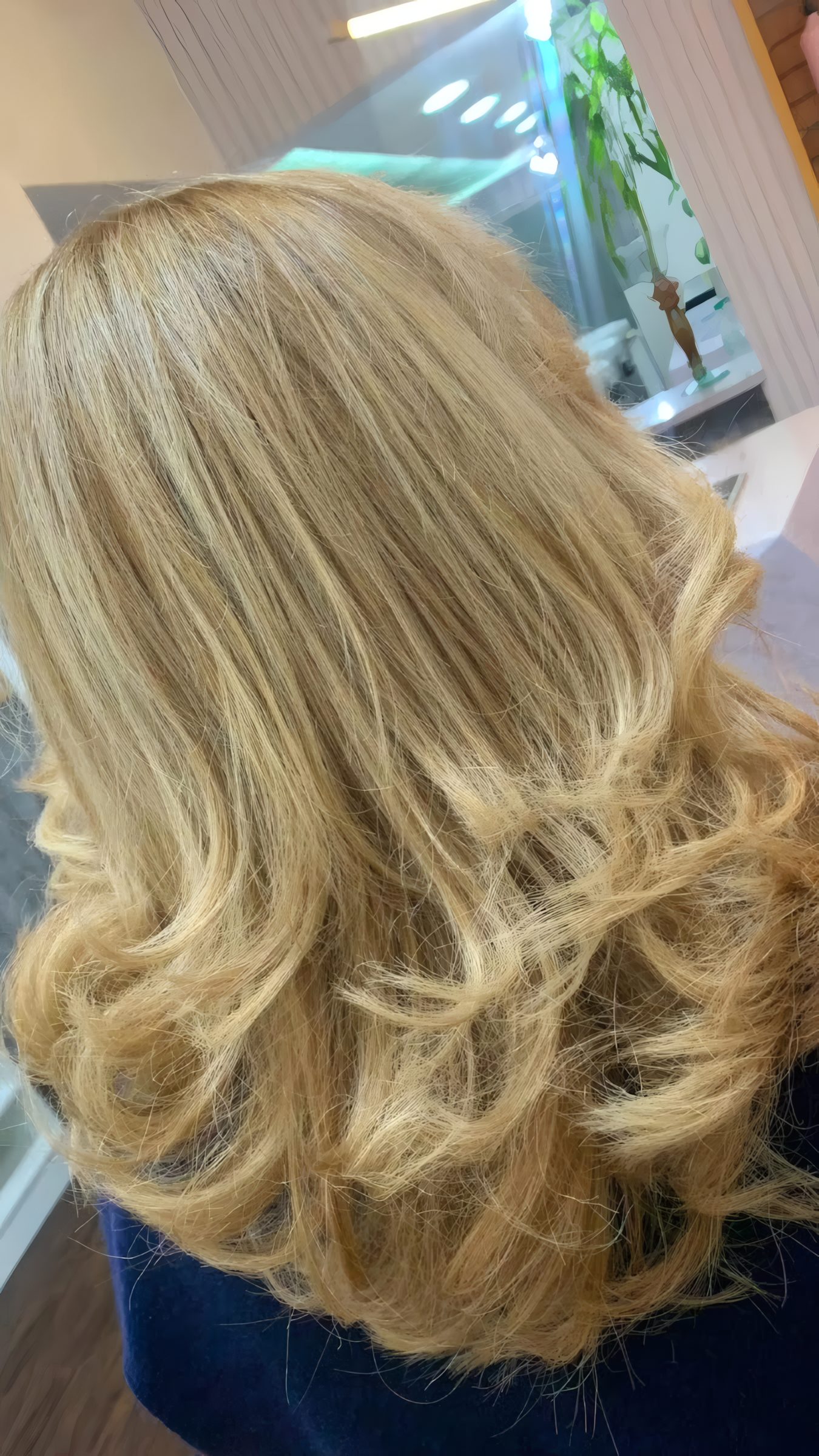 Cabelo loiro iluminado com ondas largas