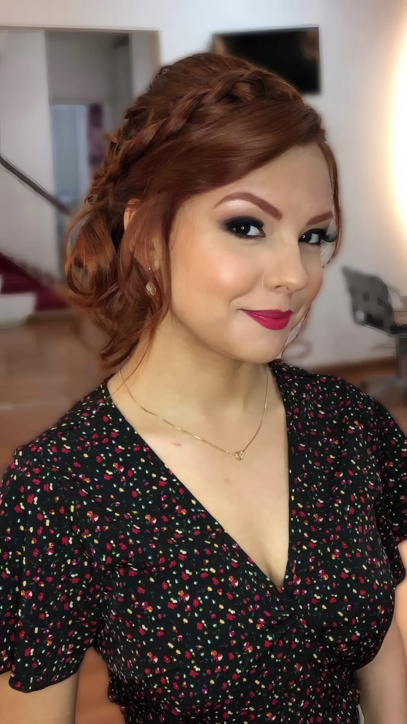 Cliente com penteado preso trançado e maquiagem de festa